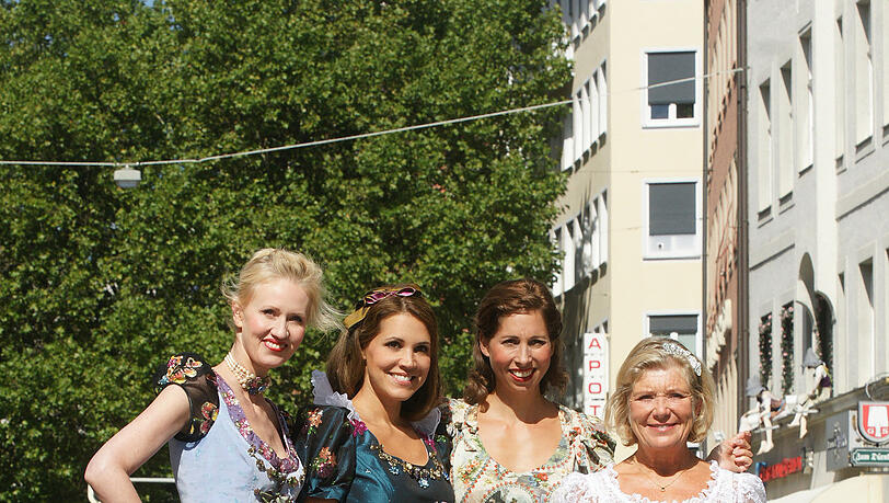 Lola Paltinger (r.), inspiriert von Disney-Prinzessinnen: Andrea Sokol, Karen Webb, Jutta Speidel (v.l.) tragen ihre Dirndl. Lola Paltinger (r.), inspiriert von Disney-Prinzessinnen: Andrea Sokol, Karen Webb, Jutta Speidel (v.l.) tragen ihre Dirndl.