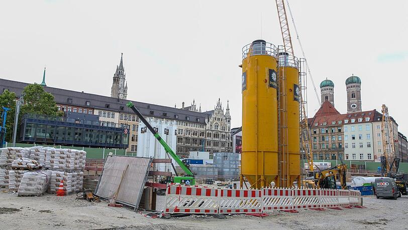 Rathausturm, Domtürme, Bautürme: So sah die Baustelle am Marienhof in München im August aus. Rathausturm, Domtürme, Bautürme: So sah die Baustelle am Marienhof in München im August aus.