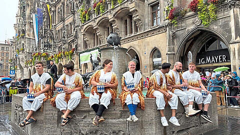 Die besten Lehrlinge ihres Jahrgangs warten auf das Kommando, in den Brunnen zu springen. Durchfeuchtet sind sie jetzt schon. Die besten Lehrlinge ihres Jahrgangs warten auf das Kommando, in den Brunnen zu springen. Durchfeuchtet sind sie jetzt schon.