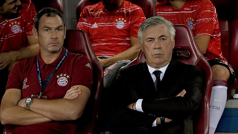 Angefressen sitzt Bayern-Trainer Carlo Ancelotti auf der Trainerbank im Vicente Calderón. Am Ende hieß es 1:0 für Madrid.