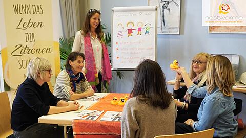 Bei einem Resilienztraining von "Nestwärme e.V." lernen Eltern unter anderem Strategien, mit Stresssituationen entspannter umzugehen. Bei einem Resilienztraining von "Nestwärme e.V." lernen Eltern unter anderem Strategien, mit Stresssituationen entspannter umzugehen.