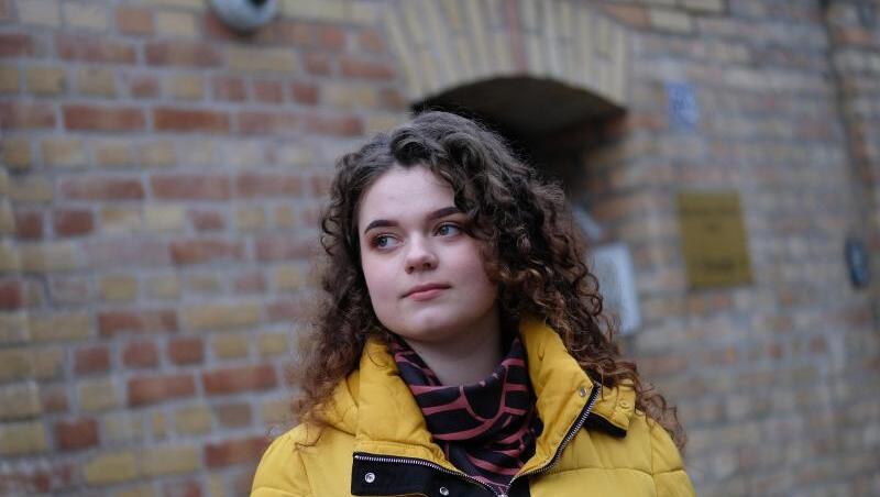 Die Schülerin Lidia Edel ist Leiterin des Kunstprojekts Synagogentür Halle.
