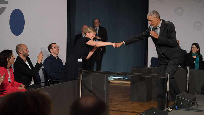 Katharina Schulze und Barack Obama geben sich die "Ghettofaust". Katharina Schulze und Barack Obama geben sich die "Ghettofaust".