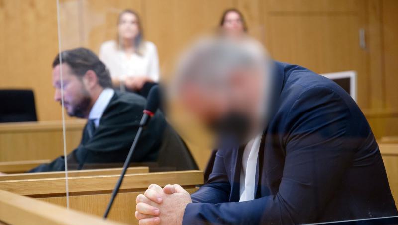Der Angeklagte (r) sitzt in einem Saal des Landgerichts neben seinem Rechtsanwalt Peter Nickel. Foto: Henning Kaiser/dpa Der Angeklagte (r) sitzt in einem Saal des Landgerichts neben seinem Rechtsanwalt Peter Nickel. Foto: Henning Kaiser/dpa