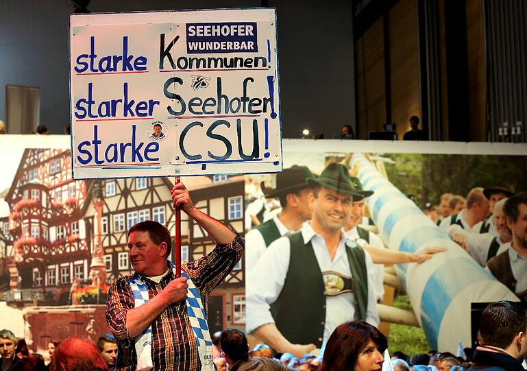 Prost - auf die CSU! In der Passauer Dreiländerhalle stimmen sich CSU-Fans auf die Reden von Horst Seehofer und Peter Gauweiler ein.