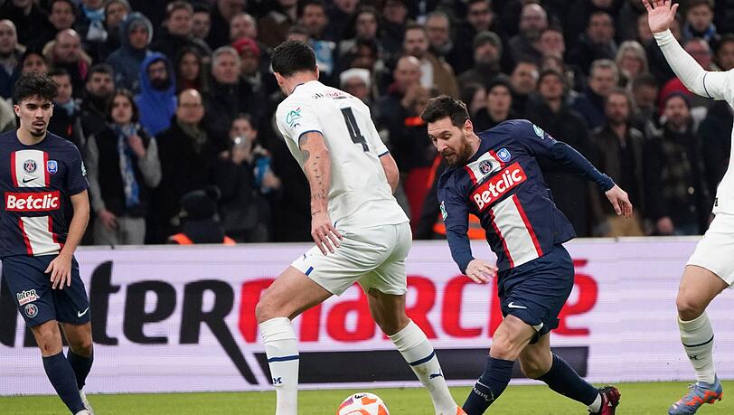 Lionel Messi (r) von PSG versucht, an Marseilles Samuel Gigot vorbeizudribbeln. Lionel Messi (r) von PSG versucht, an Marseilles Samuel Gigot vorbeizudribbeln.