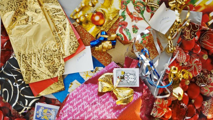 Kommt Ihnen das bekannt vor? Wenn die Geschenke an Weihnachten ausgepackt sind, bleibt meist ein riesiger Berg Müll zurück. Damit nicht alles in der Tonne landet, kann man Geschenkpapier, das noch taugt, einfach wiederverwenden &ndash; das spart Geld und schont die Umwelt.