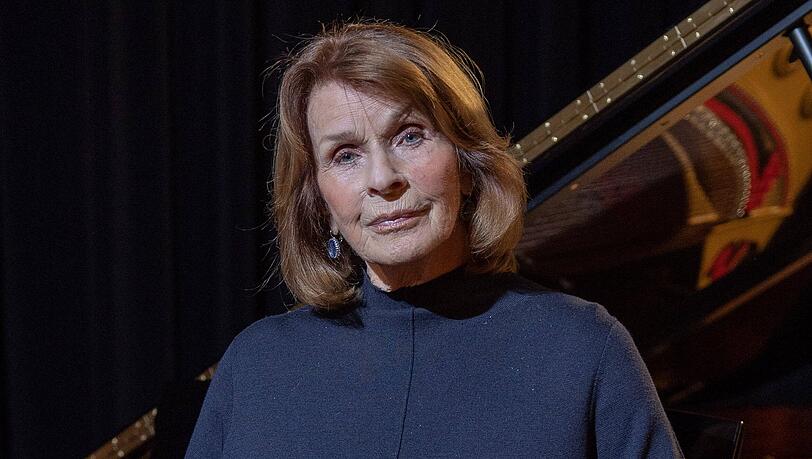 Senta Berger zeigt sich nach ihrem schweren Bühnensturz kämpferisch, macht sich aber auch Sorgen. Senta Berger zeigt sich nach ihrem schweren Bühnensturz kämpferisch, macht sich aber auch Sorgen.