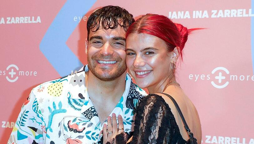 Stefano Zarrella und Romina Palm waren vier Jahre ein Paar. Im März 2023 trennten sie sich dann allerdings Stefano Zarrella und Romina Palm waren vier Jahre ein Paar. Im März 2023 trennten sie sich dann allerdings