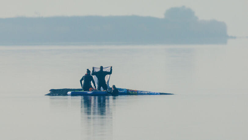 Retter sind am Freitagmorgen in der Nähe des Buckelwals vor der Insel Poel und legen Tücher auf dessen Rücken aus, um ihn vor der Sonne zu schützen. Retter sind am Freitagmorgen in der Nähe des Buckelwals vor der Insel Poel und legen Tücher auf dessen Rücken aus, um ihn vor der Sonne zu schützen.