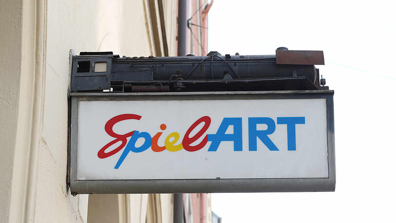 Das Spielzeuggeschäft befindet sich in der Müllerstraße. Das Spielzeuggeschäft befindet sich in der Müllerstraße.