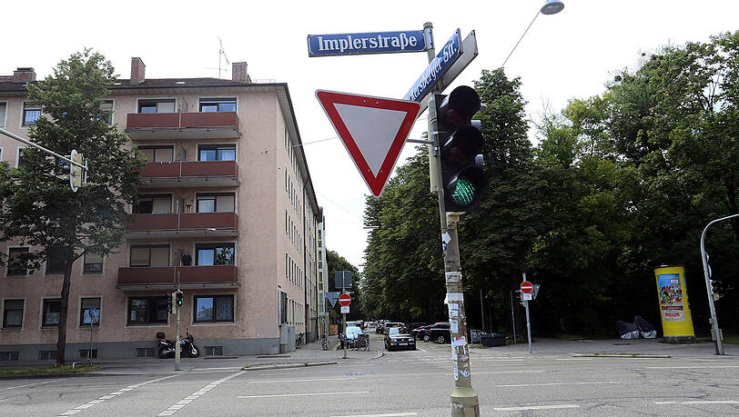 Die Unfallstelle an der Ecke Implerstraße und Wackersberger Straße. Die Unfallstelle an der Ecke Implerstraße und Wackersberger Straße.