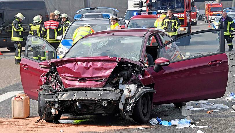 Nach dem Unfall musste die A99 für etwa eine Stunde gesperrt werden. Die drei Insassen des Ford kamen mit schweren Verletzungen ins Krankenhaus. Der Fahrer starb wenig später. Nach dem Unfall musste die A99 für etwa eine Stunde gesperrt werden. Die drei Insassen des Ford kamen mit schweren Verletzungen ins Krankenhaus. Der Fahrer starb wenig später.