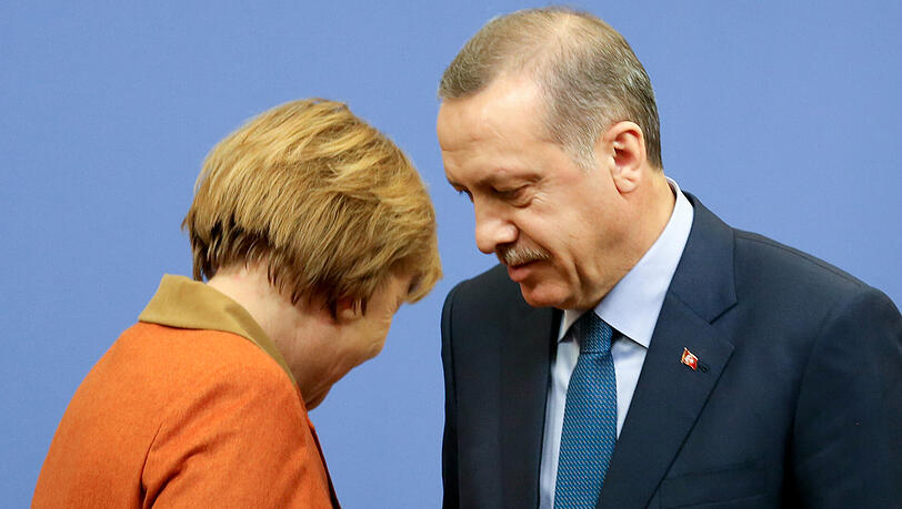 Wer bietet wem die Stirn? - Bundeskanzlerin Angela Merkel und der türkische Präsident Recep Tayyip Erdogan. Wer bietet wem die Stirn? - Bundeskanzlerin Angela Merkel und der türkische Präsident Recep Tayyip Erdogan.
