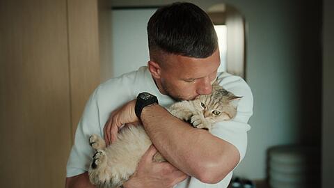 Private Einblicke: Netflix begleitet Lukas Podolski bei Treffen mit seiner Familie und Freunden - und auch beim Schmusen mit der Katze. "Poldi" ist ab 4. Juni bei dem Streamingdienst verfügbar. Private Einblicke: Netflix begleitet Lukas Podolski bei Treffen mit seiner Familie und Freunden - und auch beim Schmusen mit der Katze. "Poldi" ist ab 4. Juni bei dem Streamingdienst verfügbar.