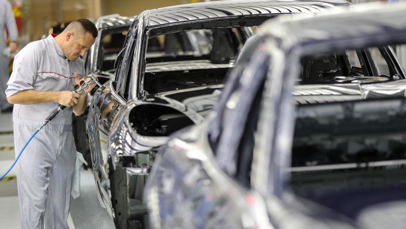 Porsche-Werk in Leipzig: Der scheidende Chef des Verbands der Automobilhersteller rechnet mit dem Verlust von 70.000 Jobs durch die Umstellung auf Elektroantriebe. Porsche-Werk in Leipzig: Der scheidende Chef des Verbands der Automobilhersteller rechnet mit dem Verlust von 70.000 Jobs durch die Umstellung auf Elektroantriebe.