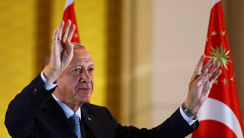 Der wiedergewählte Präsident der Türkei, Recep Tayyip Erdogan, feiert vor Anhängern im Präsidentenpalast in Ankara. Der wiedergewählte Präsident der Türkei, Recep Tayyip Erdogan, feiert vor Anhängern im Präsidentenpalast in Ankara.