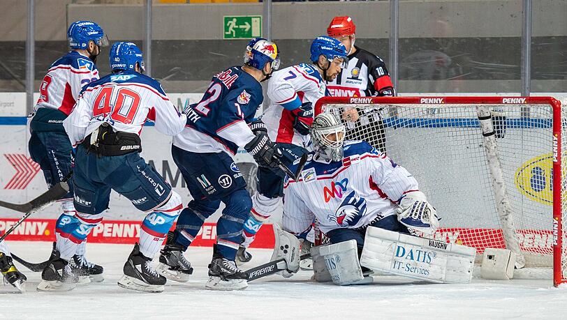 Der EHC München verliert am Donnerstag das zweite Mal binnen fünf Tagen gegen die Adler Mannheim. Der EHC München verliert am Donnerstag das zweite Mal binnen fünf Tagen gegen die Adler Mannheim.