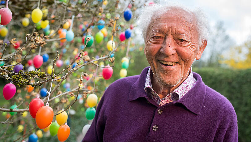 Walter Aumüller hängt in seinem Garten 1100 bunte Osterei auf. Walter Aumüller hängt in seinem Garten 1100 bunte Osterei auf.