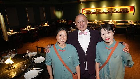 Laden im Juni zur Ess-Klasse ins Ya – The Mandarin Room (v. l.) Mitarbeiterin Ye Yong Hong, Chef Wilhelm Ketteler und Mitarbeiterin Cai Li München. Laden im Juni zur Ess-Klasse ins Ya – The Mandarin Room (v. l.) Mitarbeiterin Ye Yong Hong, Chef Wilhelm Ketteler und Mitarbeiterin Cai Li München.