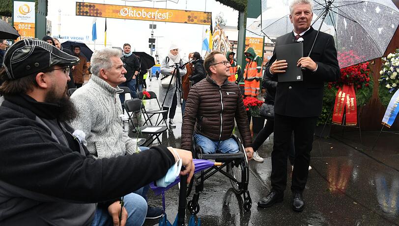 Münchens Oberbürgermeister Dieter Reiter trifft bei der Gedenkveranstaltung für die Opfer des Oktoberfest-Attentats am Denkmal vor dem Haupteingang Betroffene. Münchens Oberbürgermeister Dieter Reiter trifft bei der Gedenkveranstaltung für die Opfer des Oktoberfest-Attentats am Denkmal vor dem Haupteingang Betroffene.