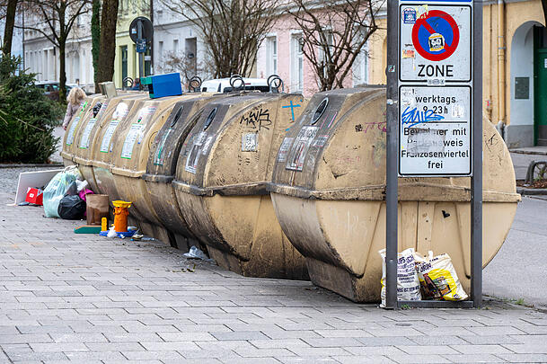 In Wertstoffcontainern bzw. Wertstoffinseln können verschiedene Kunststoffe und Metalle eingeworfen werden. In Wertstoffcontainern bzw. Wertstoffinseln können verschiedene Kunststoffe und Metalle eingeworfen werden.