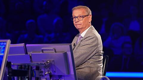 Günther Jauch stellt einer Kandidatin bei "Wer wird Millionär?" eine knifflige Promi-Frage. Günther Jauch stellt einer Kandidatin bei "Wer wird Millionär?" eine knifflige Promi-Frage.