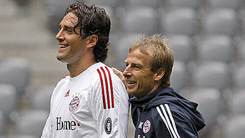 Feiern in Bukarest Premiere in der Champions League: Bayern-Torjäger Luca Toni (l.) und  - als Trainer - Jürgen Klinsmann.