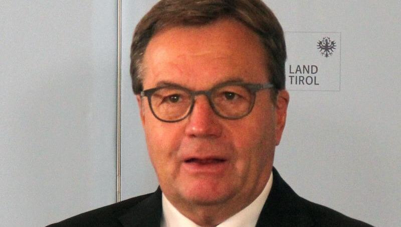 Der Landeshauptmann von Tirol, Günther Platter, äußert sich bei einer Pressekonferenz. Foto: Fabian Nitschmann/dpa Der Landeshauptmann von Tirol, Günther Platter, äußert sich bei einer Pressekonferenz. Foto: Fabian Nitschmann/dpa