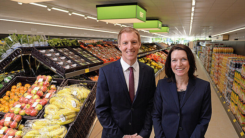 Lars Linscheid, Geschäftsführer der ALDI SÜD Regionalgesellschaft Ebersberg und Jeannette Thull, Geschäftsführerin Zentraleinkauf, bei der Vorstellung der Filiale der Zukunft in München-Unterhaching. Lars Linscheid, Geschäftsführer der ALDI SÜD Regionalgesellschaft Ebersberg und Jeannette Thull, Geschäftsführerin Zentraleinkauf, bei der Vorstellung der Filiale der Zukunft in München-Unterhaching.