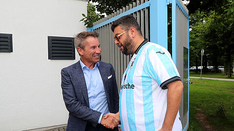 Ende Juli 2025 treffen sich der damals neu gewählte Präsident Gernot Mang (l.) und Hauptgesellschafter Hasan Ismaik am 1860-Trainingsgelände zum Gespräch. Ende Juli 2025 treffen sich der damals neu gewählte Präsident Gernot Mang (l.) und Hauptgesellschafter Hasan Ismaik am 1860-Trainingsgelände zum Gespräch.