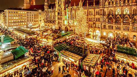 Am Montagabend eröffnete der Christkindlmarkt am Marienplatz offiziell. Trotz Regen drängten sich die Besucherinnen und Besucher vor dem Rathaus zusammen. Am Montagabend eröffnete der Christkindlmarkt am Marienplatz offiziell. Trotz Regen drängten sich die Besucherinnen und Besucher vor dem Rathaus zusammen.