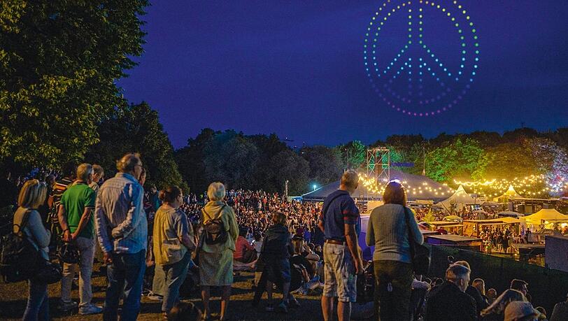 Ein Friedenszeichen im Himmel - und auf dem Sommertollwood-Festival singen Tausende mit. Das könnte ein Gänsehaut-Moment werden. Ein Friedenszeichen im Himmel - und auf dem Sommertollwood-Festival singen Tausende mit. Das könnte ein Gänsehaut-Moment werden.