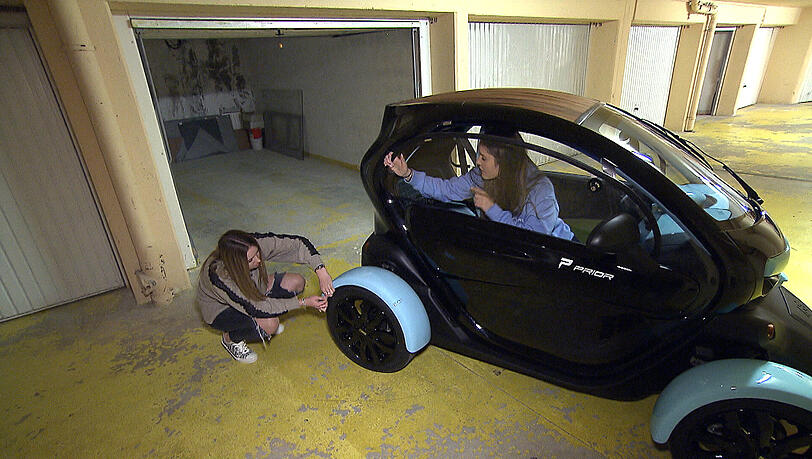 Shania crashed beim Anfahren an die Ladestation den Twizzy.. Shania crashed beim Anfahren an die Ladestation den Twizzy..