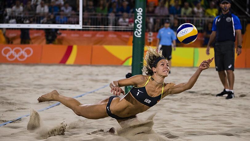 "Neben dem Moment, meinen Mann zu finden und der Geburt meiner Kinder war dies der tollste, schönste, unvergesslichste Moment meines Lebens", sagt Laura Ludwig über ihren Gold-Coup (an der Seite von Kira Walkenhorst) bei den Olympischen Spielen 2016 in Rio de Janeiro. "Neben dem Moment, meinen Mann zu finden und der Geburt meiner Kinder war dies der tollste, schönste, unvergesslichste Moment meines Lebens", sagt Laura Ludwig über ihren Gold-Coup (an der Seite von Kira Walkenhorst) bei den Olympischen Spielen 2016 in Rio de Janeiro.