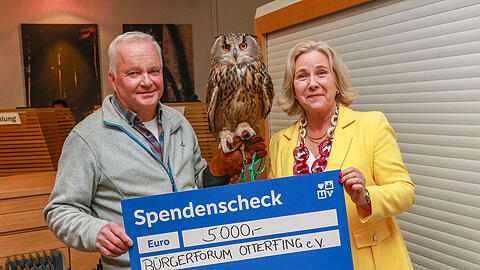 Sandra Bindler, die Vorstandsvorsitzende der Münchner Bank eG, überreicht Alfred Aigner eine Spende für seine Auffangstation für Greifvögel und Eulen. Sandra Bindler, die Vorstandsvorsitzende der Münchner Bank eG, überreicht Alfred Aigner eine Spende für seine Auffangstation für Greifvögel und Eulen.