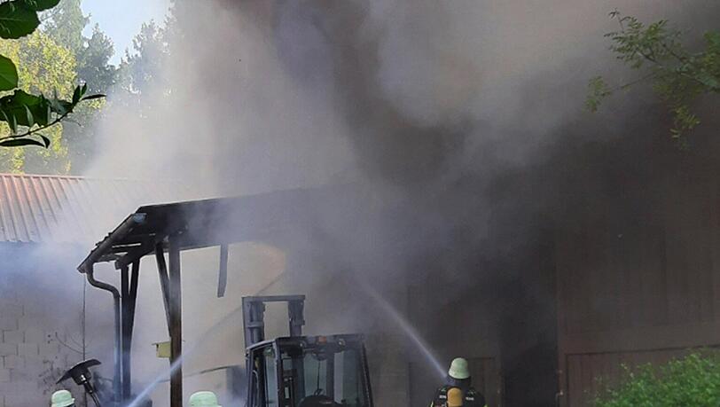Schnelles Handeln war gefragt: Das Feuer griff bereits auf das Dach und die angrenzenden Bäume über. Schnelles Handeln war gefragt: Das Feuer griff bereits auf das Dach und die angrenzenden Bäume über.