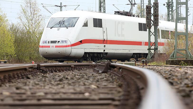 In einem ICE auf der Strecke von München nach Dortmund hat ein Betrunkener einen Fahrgast mit einem Messer angegriffen und verletzt. In einem ICE auf der Strecke von München nach Dortmund hat ein Betrunkener einen Fahrgast mit einem Messer angegriffen und verletzt.