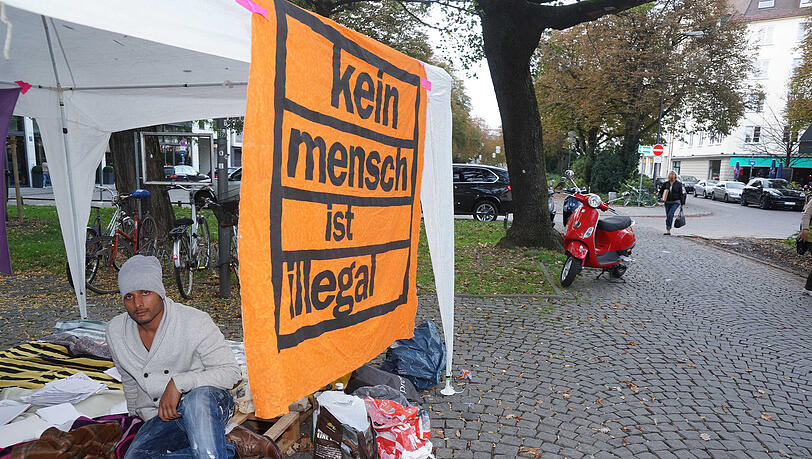 Flüchtling Muhamad Qasim unter seinem Zelt am Sendlinger Tor. Flüchtling Muhamad Qasim unter seinem Zelt am Sendlinger Tor.