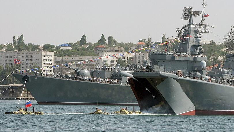 Die russische Schwarzmeerflotte in einem Hafen auf der Krim: Will sich Russland jetzt die Krim zurückholen? Die russische Schwarzmeerflotte in einem Hafen auf der Krim: Will sich Russland jetzt die Krim zurückholen?