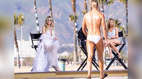 Heidi Klum (l.) strahlt am "GNTM"-Set. Heidi Klum (l.) strahlt am "GNTM"-Set.