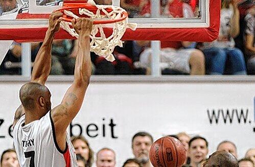 Endlich wieder enorm in Form: Bambergs Modellathlet Reyshawn Terry bei einem spektakulären Dunk gegen die &bdquo;Drachen&ldquo;.