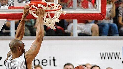Endlich wieder enorm in Form: Bambergs Modellathlet Reyshawn Terry bei einem spektakulären Dunk gegen die „Drachen“. Endlich wieder enorm in Form: Bambergs Modellathlet Reyshawn Terry bei einem spektakulären Dunk gegen die „Drachen“.