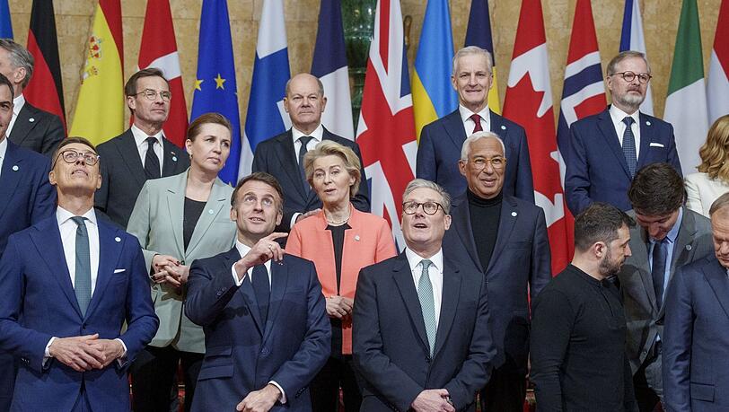 Und wo ist Scholz? Ganz hinten steht der Bundeskanzler auf dem Gruppenbild der europäischen Staats- und Regierungschefs um Großbritanniens Premier Keir Starmer (vorne 2.v.r) und den ukrainischen Präsidenten Wolodymyr Selenskyj (vorne r.) auf dem Ukraine-Gipfel im Lancaster House in London. Und wo ist Scholz? Ganz hinten steht der Bundeskanzler auf dem Gruppenbild der europäischen Staats- und Regierungschefs um Großbritanniens Premier Keir Starmer (vorne 2.v.r) und den ukrainischen Präsidenten Wolodymyr Selenskyj (vorne r.) auf dem Ukraine-Gipfel im Lancaster House in London.