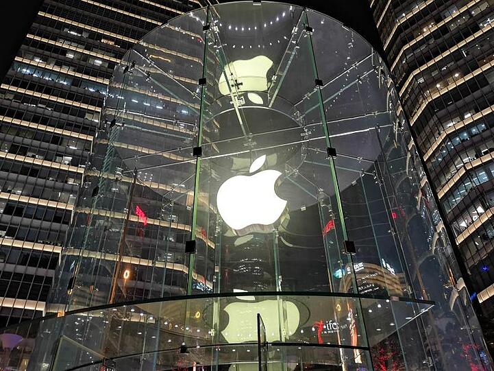 Eine leuchtende Glaskonstruktion zeigt das Apple-Logo vor dem Apple Store in Lujiazui.