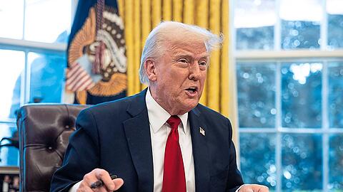 Der Republikaner Donald Trump spricht im Weißen Haus zu Journalisten. Gleichzeitig unterzeichnet er im Oval Office ein Dekret. Der Republikaner Donald Trump spricht im Weißen Haus zu Journalisten. Gleichzeitig unterzeichnet er im Oval Office ein Dekret.