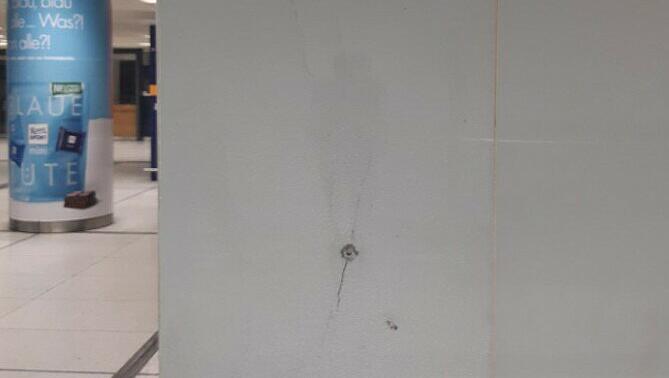 Die zersplitterte Glasfassade. Die zersplitterte Glasfassade.