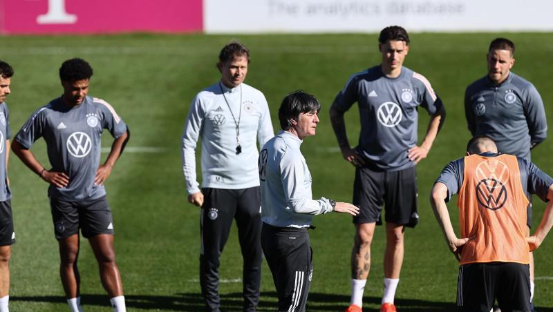 Bundestrainer Joachim Löw schwört die Nationalspieler auf die EM ein. Bundestrainer Joachim Löw schwört die Nationalspieler auf die EM ein.