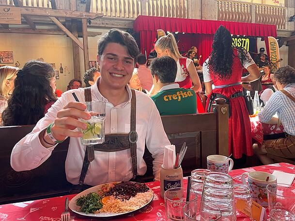 Leo, Student aus München, mag die Feijoada mit Caipirinha sehr. Er hat eine brasiliansiche Freundin und spielt Footvolley. Leo, Student aus München, mag die Feijoada mit Caipirinha sehr. Er hat eine brasiliansiche Freundin und spielt Footvolley.