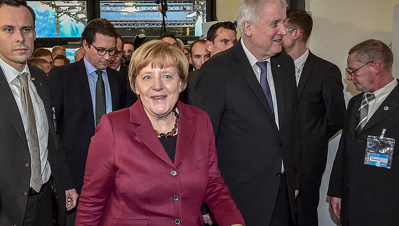 Szenen einer Polit-Ehe: Bundeskanzlerin Angela Merkel auf dem CSU-Parteitag in München. Szenen einer Polit-Ehe: Bundeskanzlerin Angela Merkel auf dem CSU-Parteitag in München.